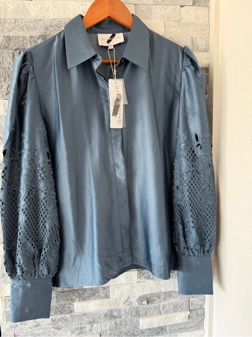 Women BLACKDASH NWT Button Up Shirt Blouse-Cut Out Embroider & Lace Sleeve Large